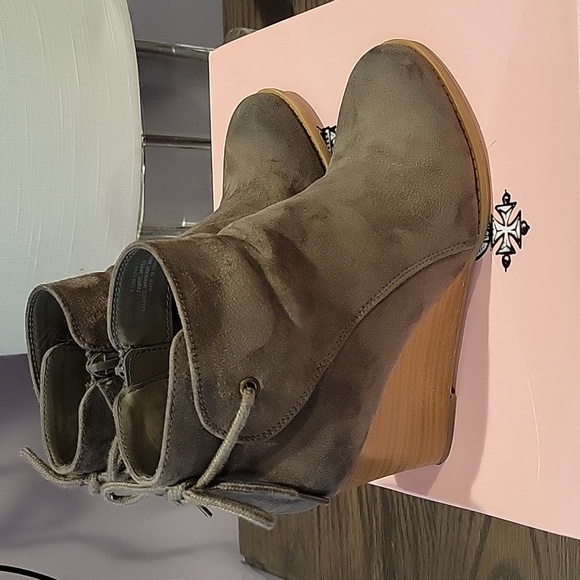 Brown suede wedge booties - Picture 2 of 5